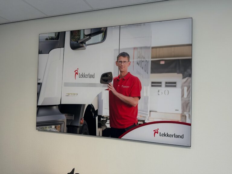 Photo by Philipse Reclame on August 13, 2026. May be an image of television, screen, printer, thermostat, tablet and text that says 'FLekkeriand ส่ kkerland E3R 그0코크 Pimartart 50 oNe FLekkerland ลี Lekkerland'.