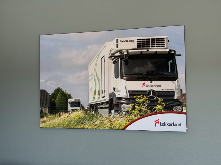 Photo by Philipse Reclame on August 13, 2026. May be an image of ‎truck, trailer and ‎text that says '‎FRGOELOCK FEGOELOOK KЖKcO حجنه ส. Lekkerland FLekkerland 森 ล Lekkerland‎'‎‎.