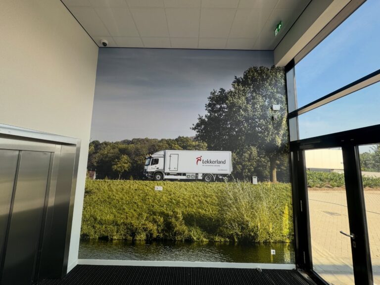 Photo by Philipse Reclame on August 13, 2026. May be an image of ‎trailer, bus and ‎text that says '‎FLekkerland نتم Lekkerland O0 ኑ‎'‎‎.