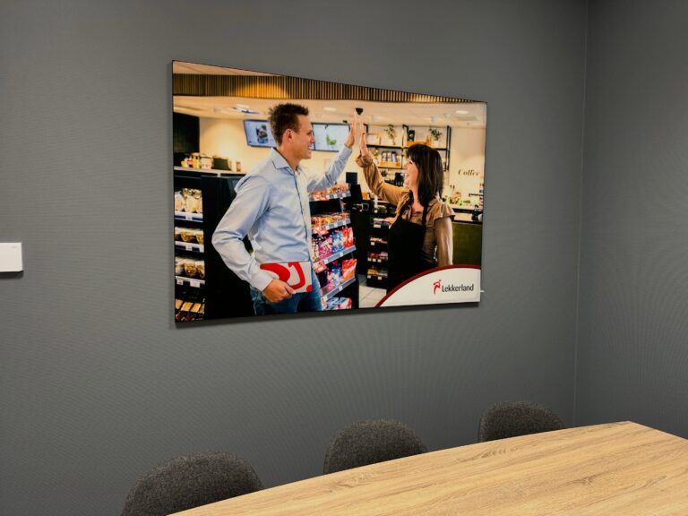 Photo by Philipse Reclame on August 13, 2026. May be an image of television, screen, furniture, indoors, office and text.