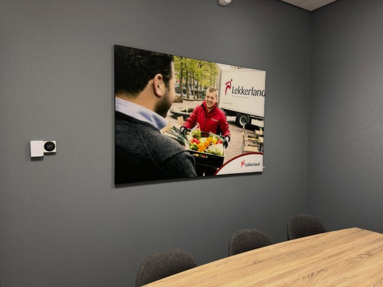 Photo by Philipse Reclame on August 13, 2026. May be an image of television, screen, furniture, indoors, office and text.