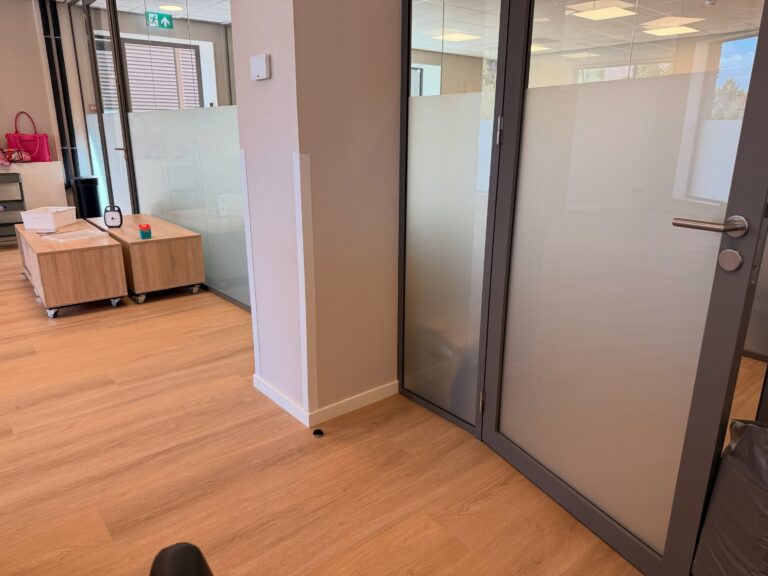 Photo by Philipse Reclame on August 24, 2026. May be an image of carpet, sliding door, indoors, office and text.
