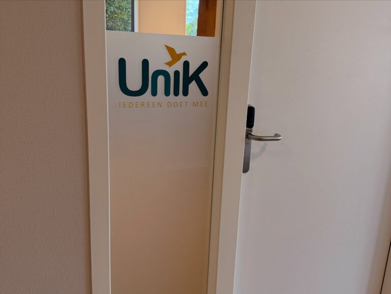 Photo by Philipse Reclame on August 24, 2026. May be an image of poster, carpet, office, door and text that says 'Unik IEDEREEN DOET EDEREENDOETMEE MEE ΜΕΕ'.