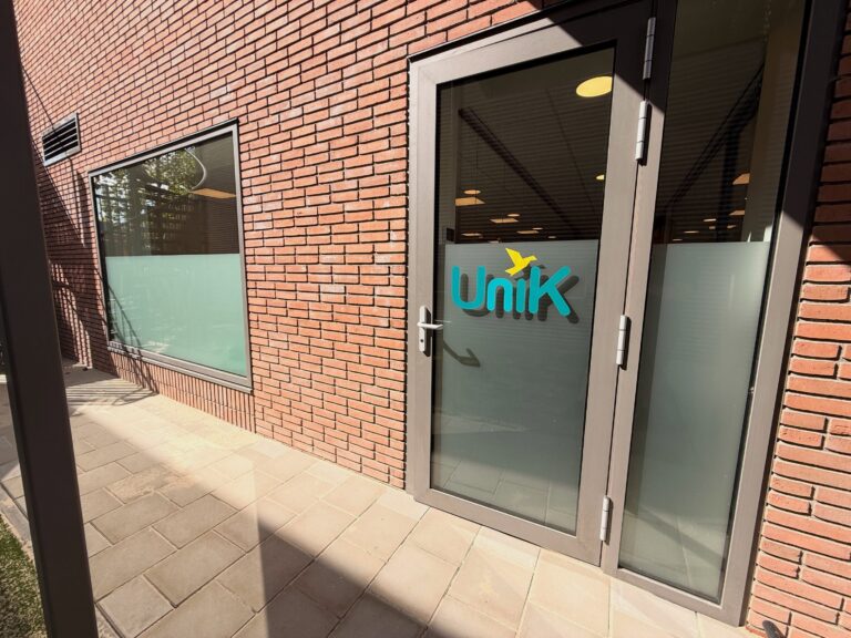 Photo by Philipse Reclame on August 24, 2026. May be an image of brick wall, office, window, door and text that says 'Unik'.