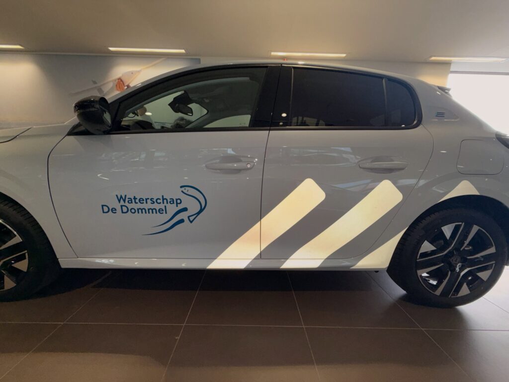 Photo by Philipse Reclame on August 17, 2026. May be an image of windshield, sedan and text that says 'DeDommel a Waterschap De'.