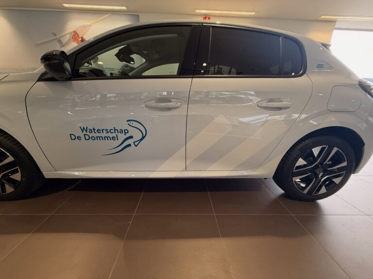 Photo by Philipse Reclame on August 17, 2026. May be an image of sedan, windshield and text.