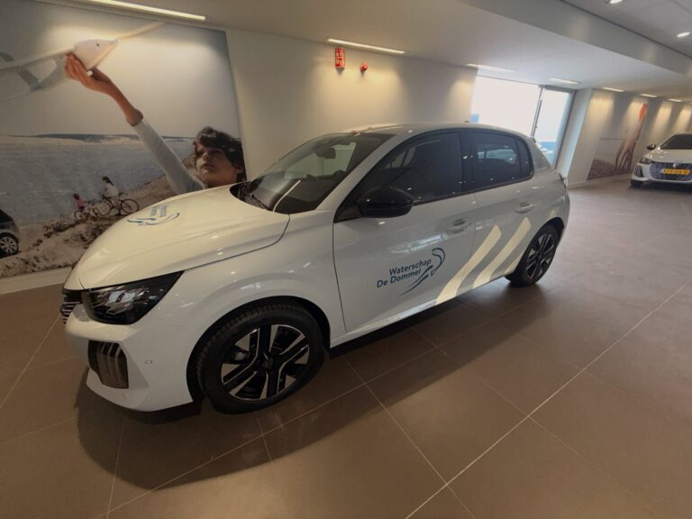 Photo by Philipse Reclame on August 17, 2026. May be an image of wheel, sedan and text.