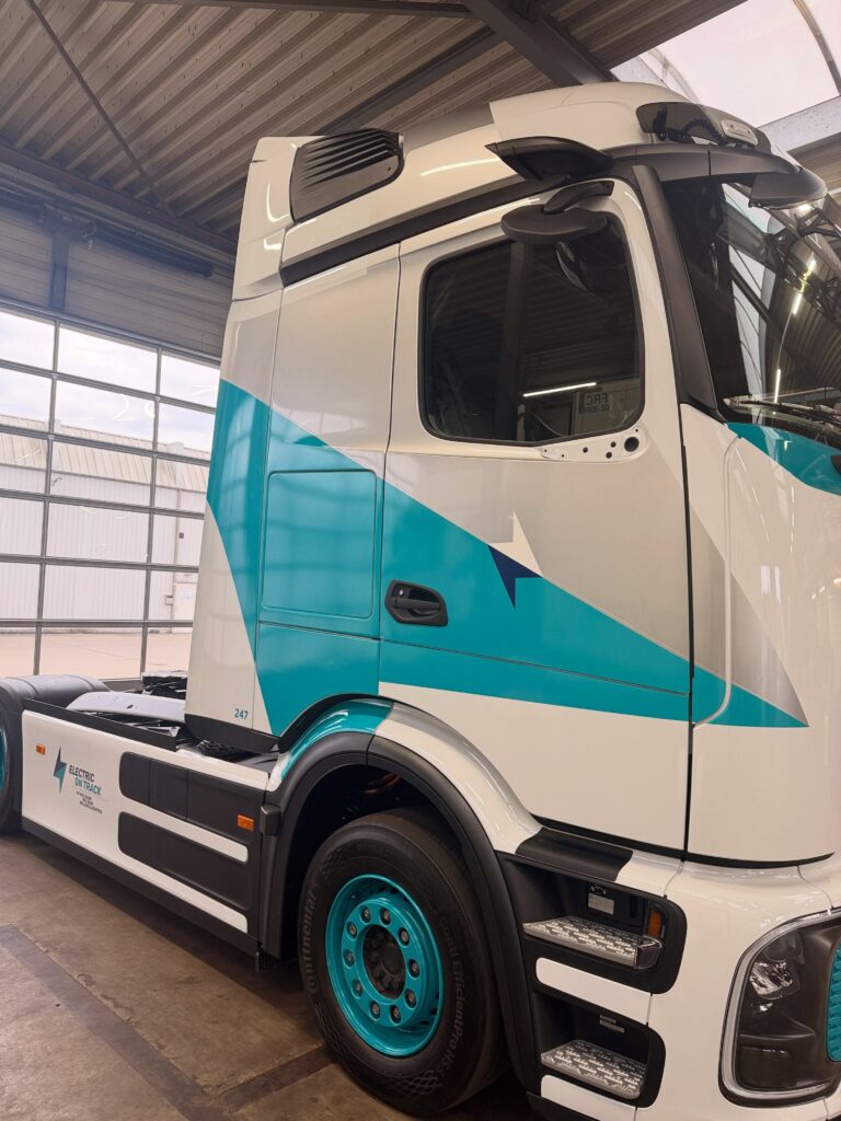 Photo by Philipse Reclame on August 19, 2026. May be an image of trailer, truck, windshield and text.
