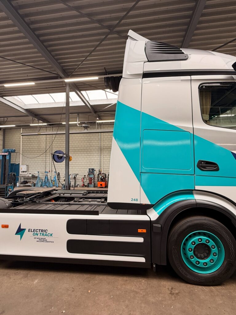 Photo by Philipse Reclame on August 19, 2026. May be an image of service vehicle, trailer, bus, truck and text.
