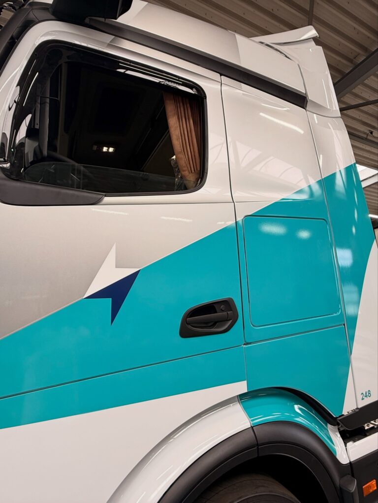 Photo by Philipse Reclame on August 19, 2026. May be an image of truck, windshield and text.