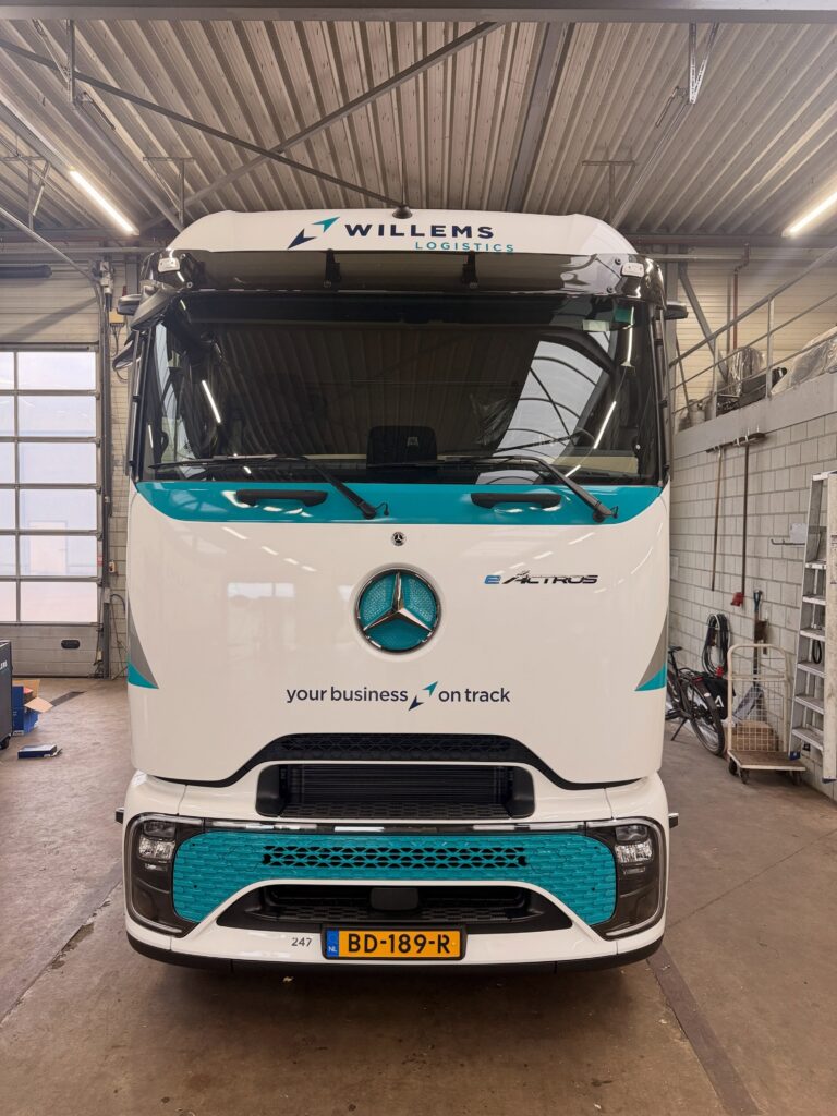 Photo by Philipse Reclame on August 19, 2026. May be an image of service vehicle, bus, truck, windshield and text.