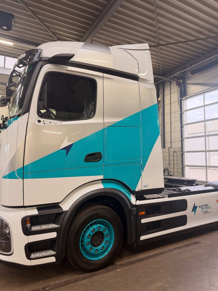 Photo by Philipse Reclame on August 19, 2026. May be an image of service vehicle, truck, windshield and text.